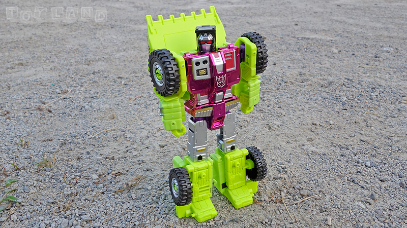 Illustration for article titled The Colossal New Transformers Devastator Is Better than the Original